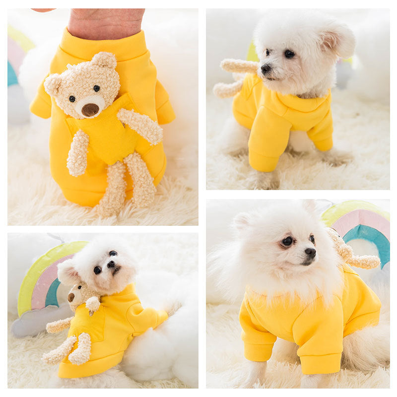 Vêtement pour animaux en peluche avec ours mignon, design jaune vif, pour chiens et chats, look décontracté et charmant.