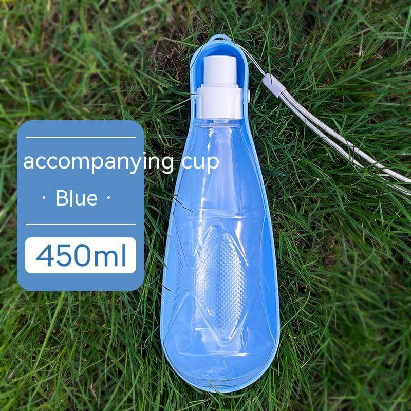 Gourde pour chien pliable bleue de 450ml sur l'herbe, idéale pour l'hydratation lors d'activités en plein air.
