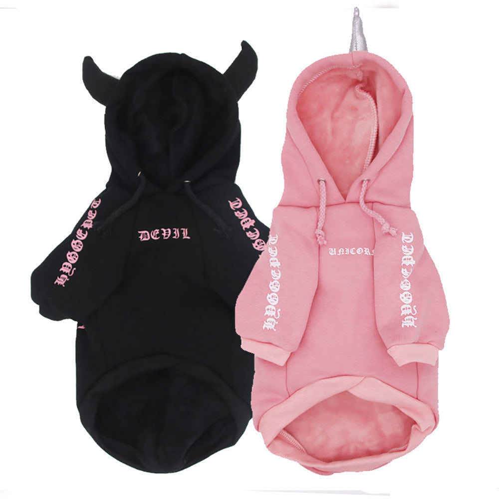 Sweaters en fleece pour animaux de compagnie - modèle noir avec cornes et rose avec capuche, style Halloween.