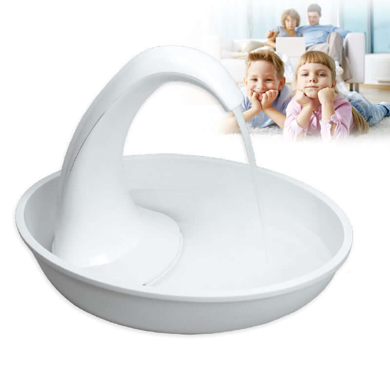 Distributeur d'eau pour chats en forme de cygne, favorise l'hydratation silencieuse et continue.