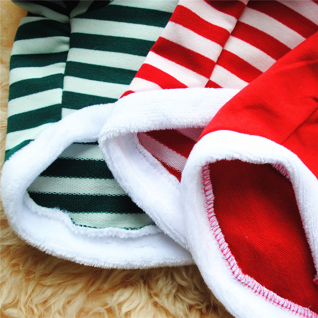 Détails de la robe de Noël pour chien en coton Terry avec bords en peluche, motifs rayés rouge et vert.