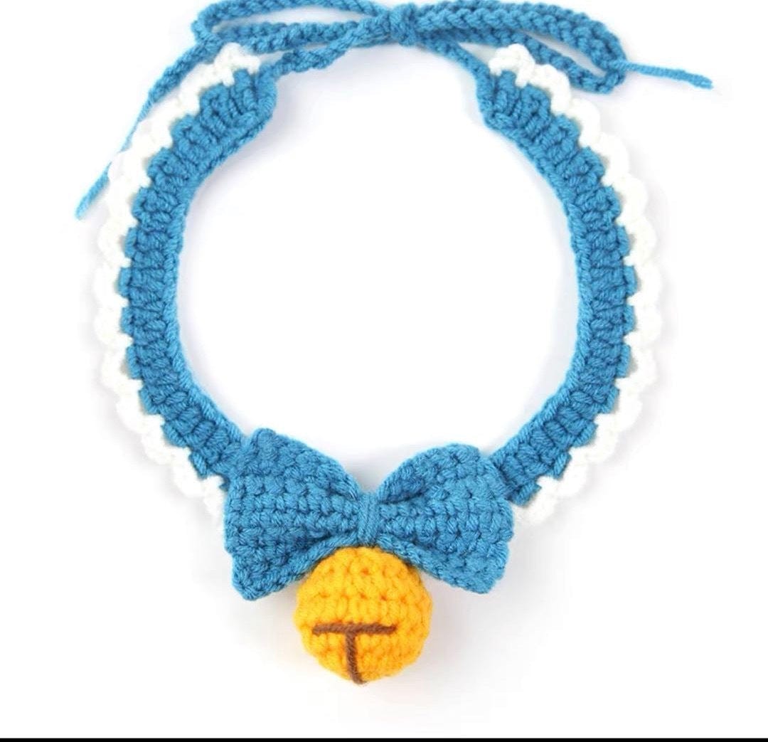 Écharpe à col en tricot bleu pour animaux, avec un nœud et une cloche, idéale pour chats et chiens.