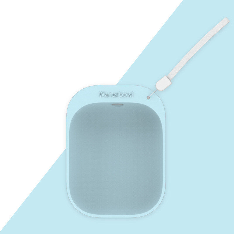 Bol à boire portable pour animaux en plastique bleu, idéal pour hydrater votre compagnon lors des aventures.