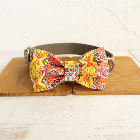 Collier pour chien avec nœud papillon coloré sur un support en bois, stylé et élégant.