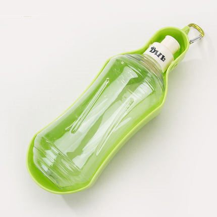 Distributeur d'eau en plastique vert pour animaux de compagnie, pratique et léger, idéal pour les voyages.