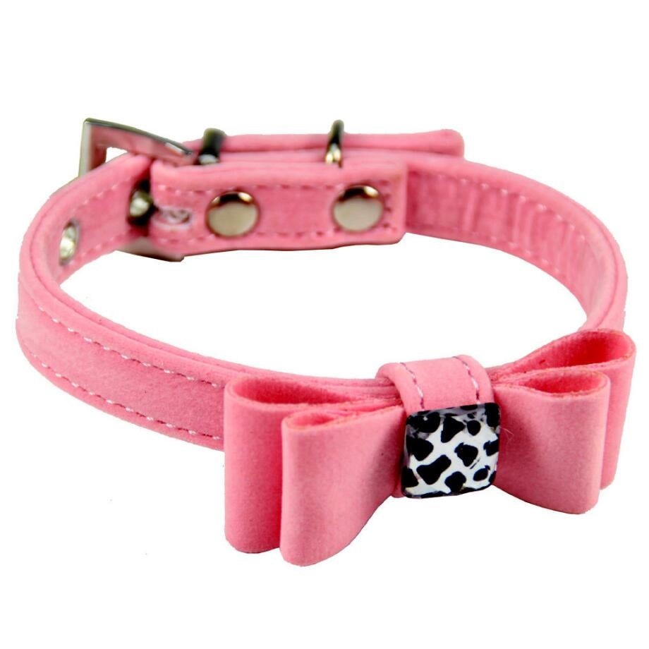 Collier pour chien en flanelle rose avec nœud papillon noir et blanc, élégant et confortable pour animaux.