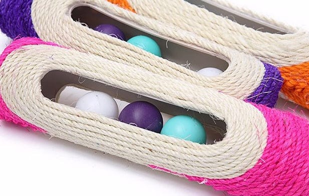 Jouet pour chat en sisal avec trois balles colorées, idéal pour stimuler le jeu et préserver vos meubles.