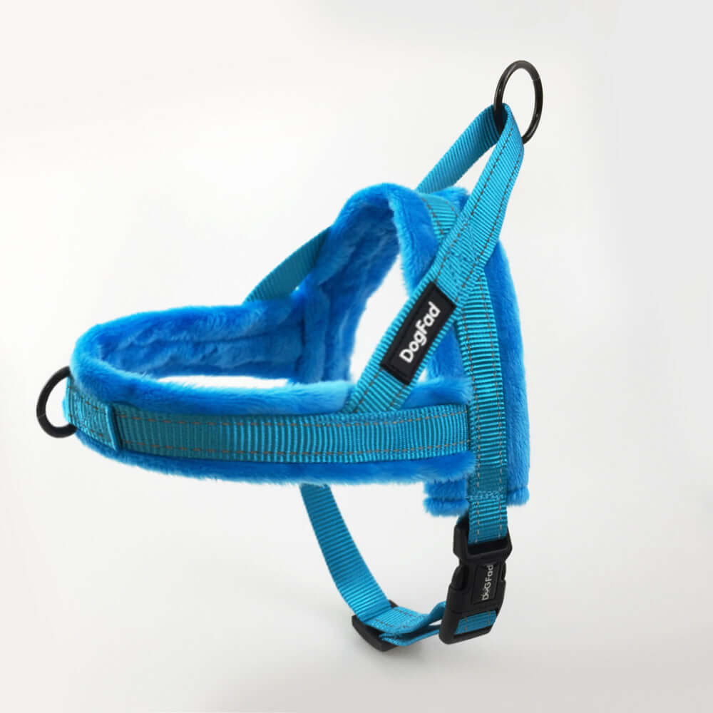 Gilet ajustable en polaire bleu avec harnais intégré pour chien, conçu pour confort et sécurité.
