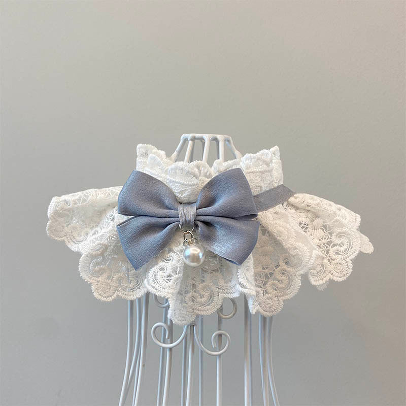 Écharpe élégante pour chat avec nœud en satin gris et perle, en dentelle blanche, parfaite pour les accessoires d'animaux.