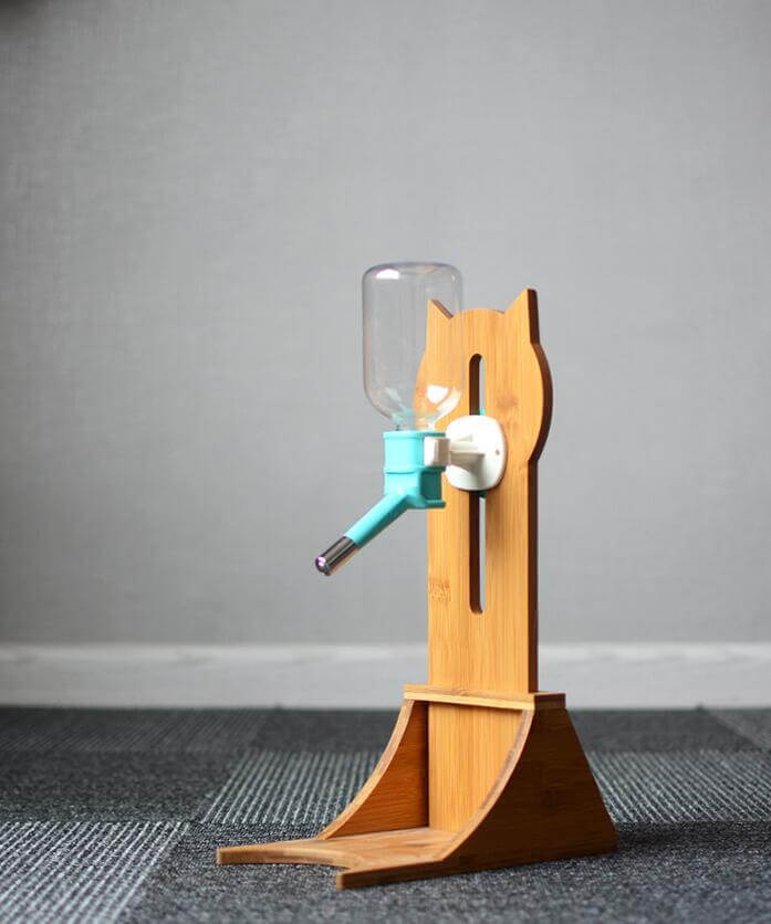 Fontaine à eau en bambou pour chats et chiens, design moderne et pratique, assurant l'hydratation de vos animaux.