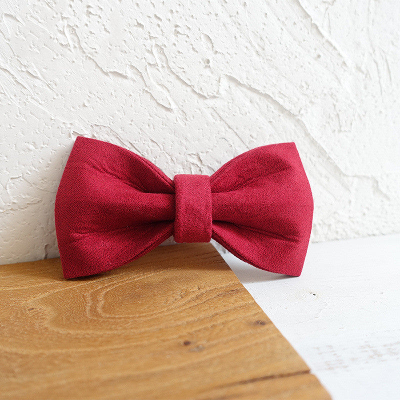 Noeud en velours rouge sur un fond en bois, idéal pour accessoires de mode élégants.