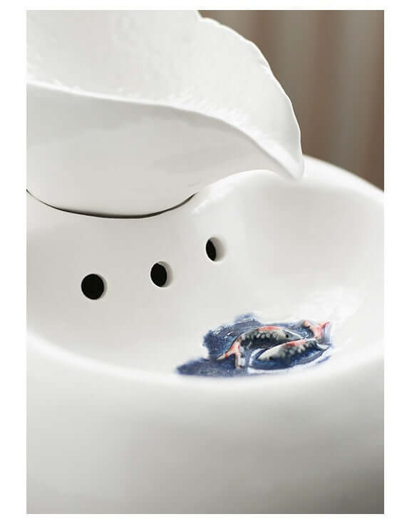 Distributeur d'eau automatique pour chat en porcelaine blanche avec décoration colorée, design élégant.