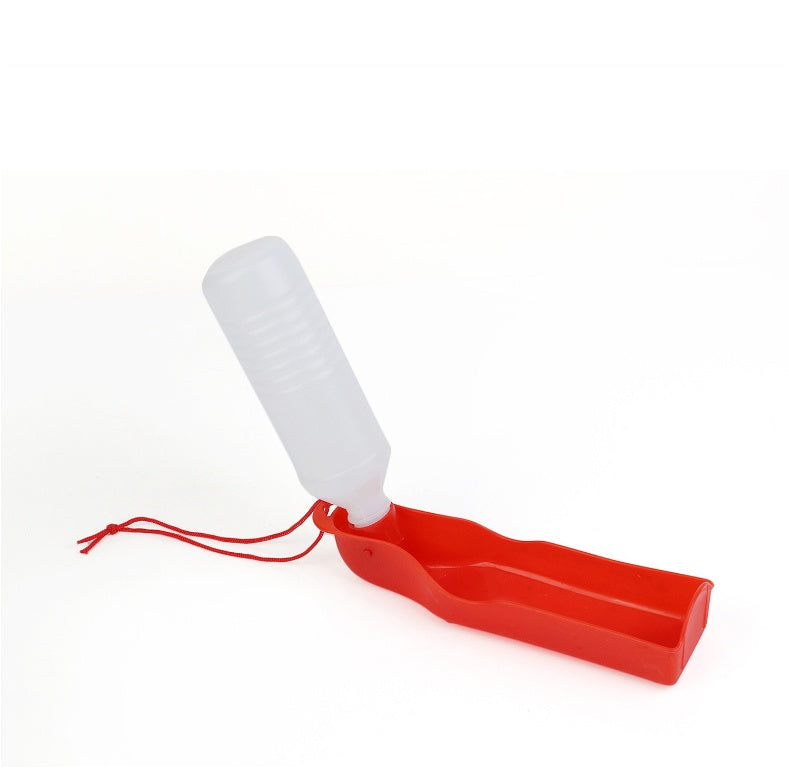Bouteille d'eau portable pour chiens avec bol en plastique rouge, idéale pour l'hydratation des animaux en déplacement.