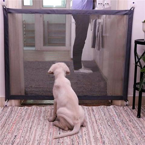 Barrière de séparation portable pour animaux avec un chiot assis devant, protégeant l'espace intérieur.