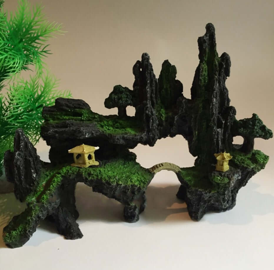 Rocaille en résine synthétique ultra réaliste pour aquarium, imitant roches naturelles avec détails verdoyants.
