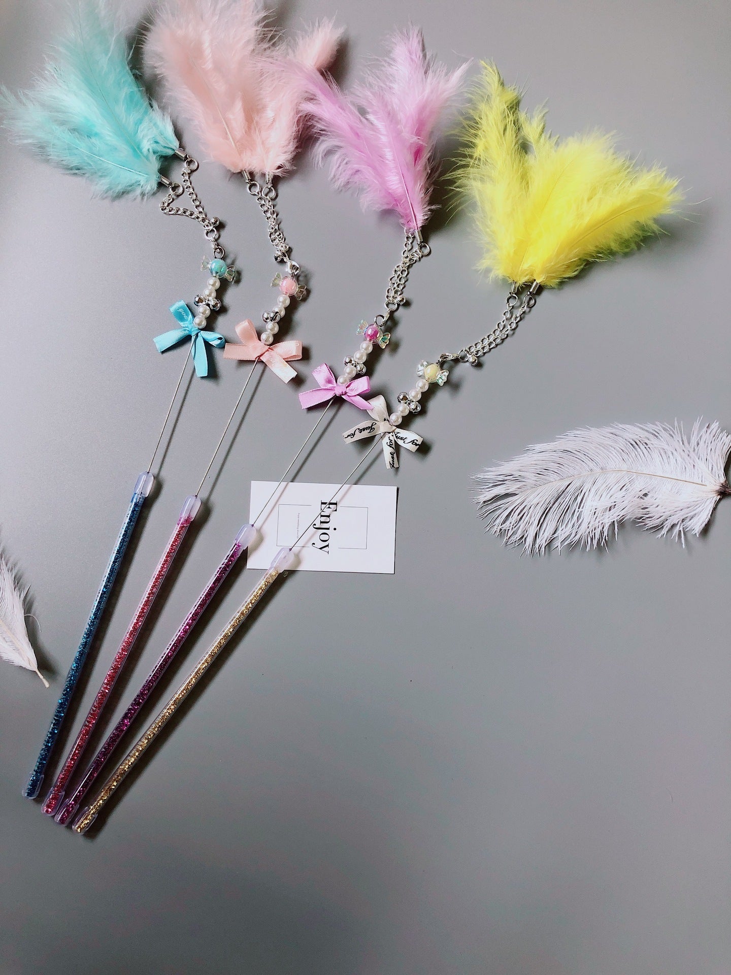 Bâtons à lancer colorés avec plumes pour chat, jouets interactifs faits main en cuir et accessoires pour animaux.