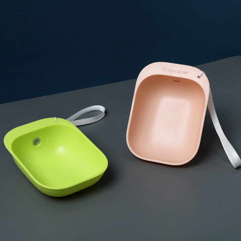 Bol à boire portable pour animaux en plastique vert et rose, pratique pour l'hydratation en voyage.