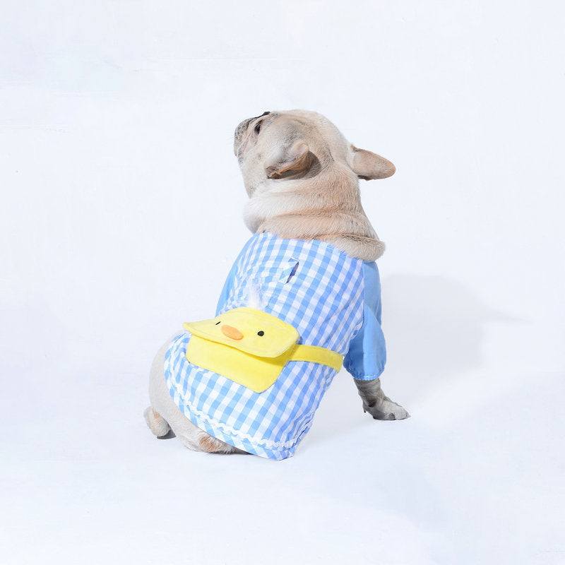 Chien portant un vêtement en coton à carreaux bleus avec un accessoire jaune, parfait pour le printemps et l'été.