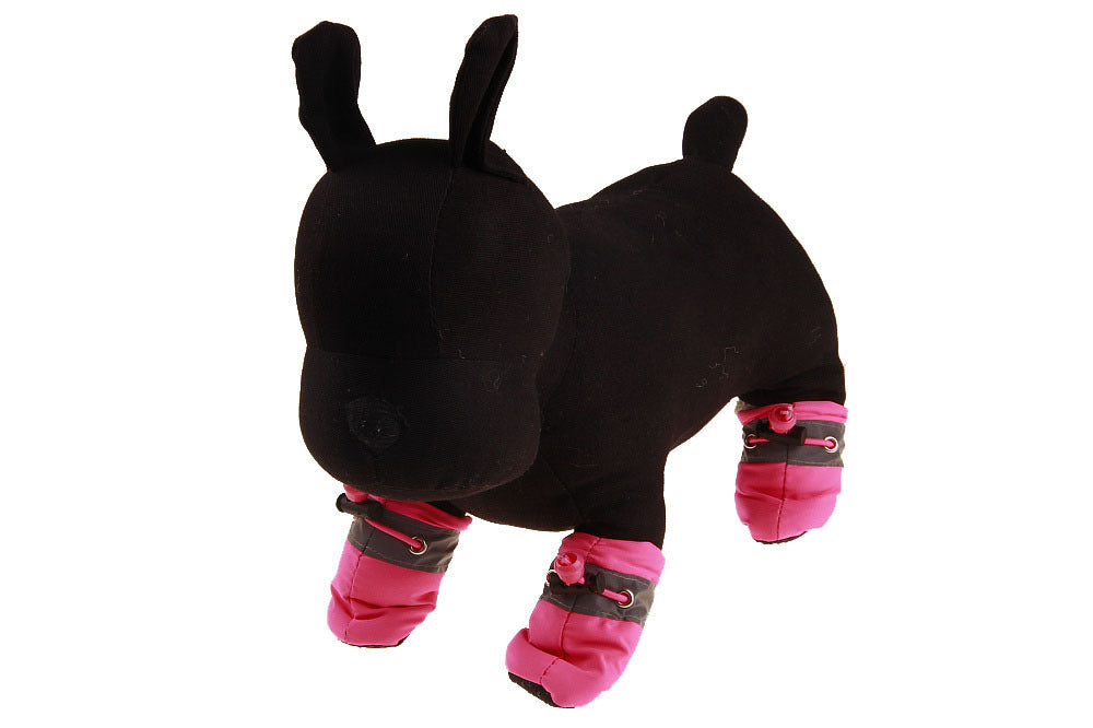 Chien en moule portant des chaussures confortables roses, idéal pour la protection des pattes en extérieur.