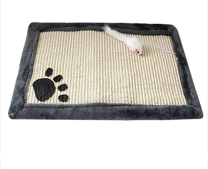 Tapis à griffes pour chat avec motif de patte et jouet en forme de souris, idéal pour le grattage et le jeu.