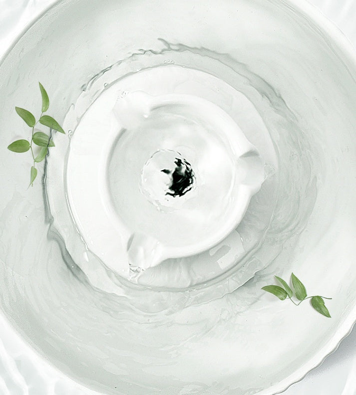 Distributeur d'eau en céramique pour animaux Cake avec un design élégant et surface hygiénique.