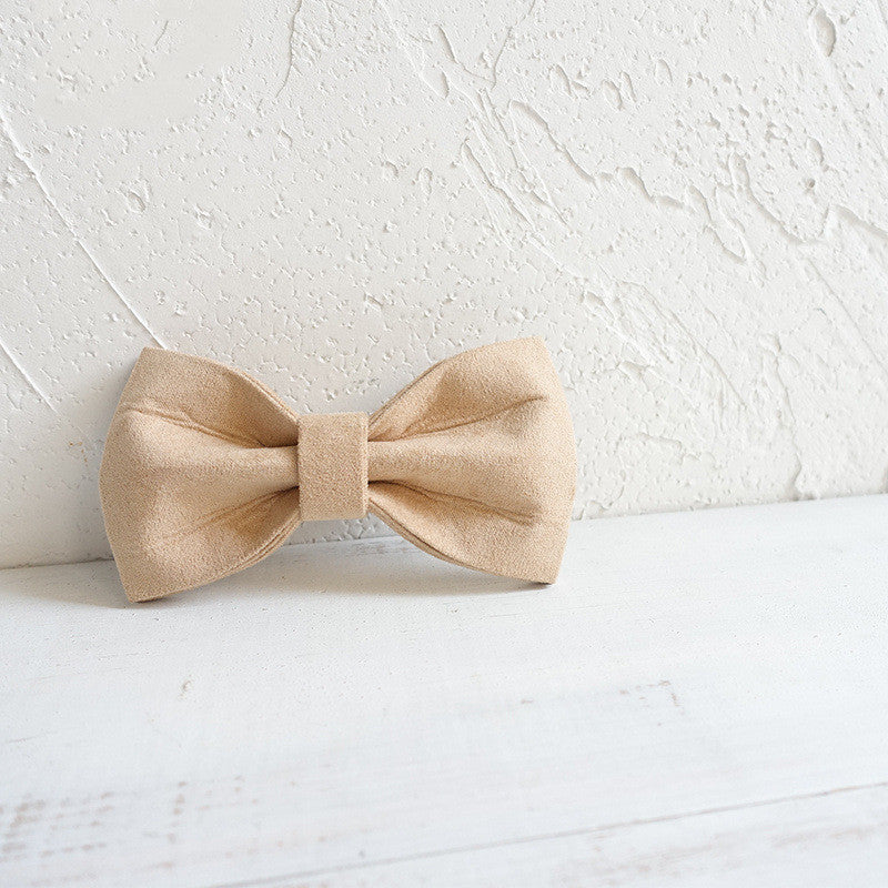 Nœud papillon en polyester fait main pour chiens, couleur beige, élégant accessoire pour animaux.