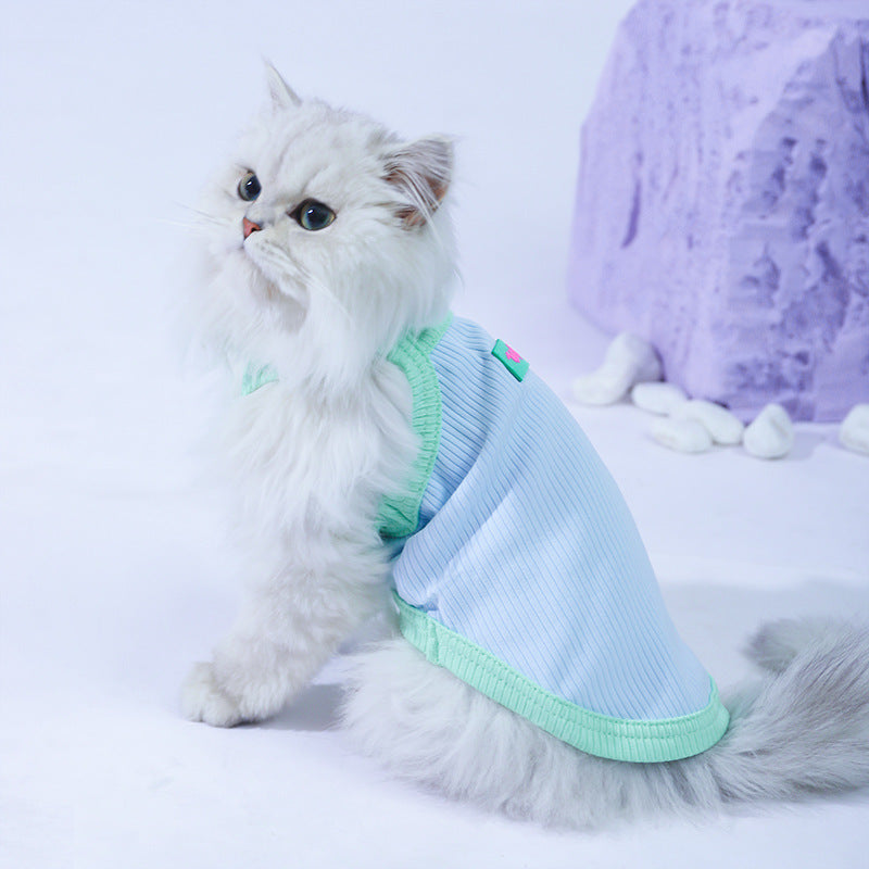 Gilet Été Minou pour chat en tissu léger, confortable et coloré, idéal pour les journées d'été.
