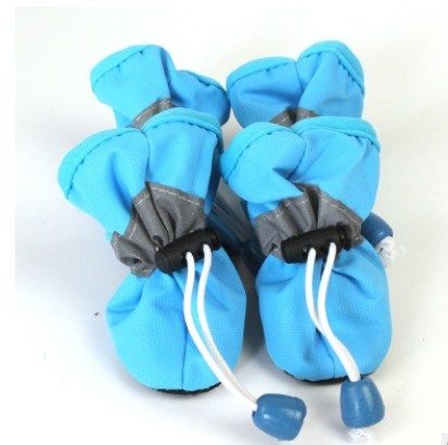 Chaussures antidérapantes douces pour chiens, en tissu bleu, conçues pour le confort et la protection de votre animal.