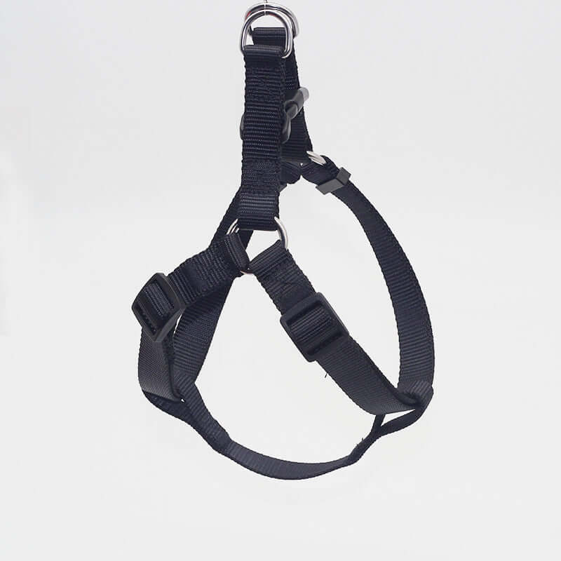 Harnais de poitrail résistant et léger en nylon noir pour animaux, parfait pour la sécurité et le confort.