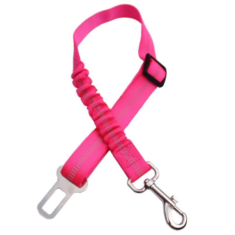 Ceinture de sécurité réglable pour chien en polyester rose avec attache en alliage, idéale pour les trajets en voiture.