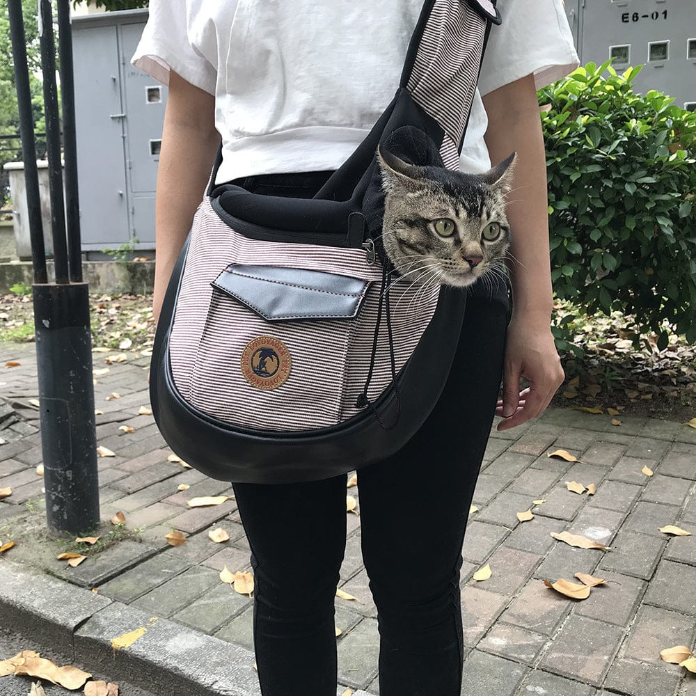 Sac de voyage pour animaux chic avec chat, offrant confort et style en déplacement.