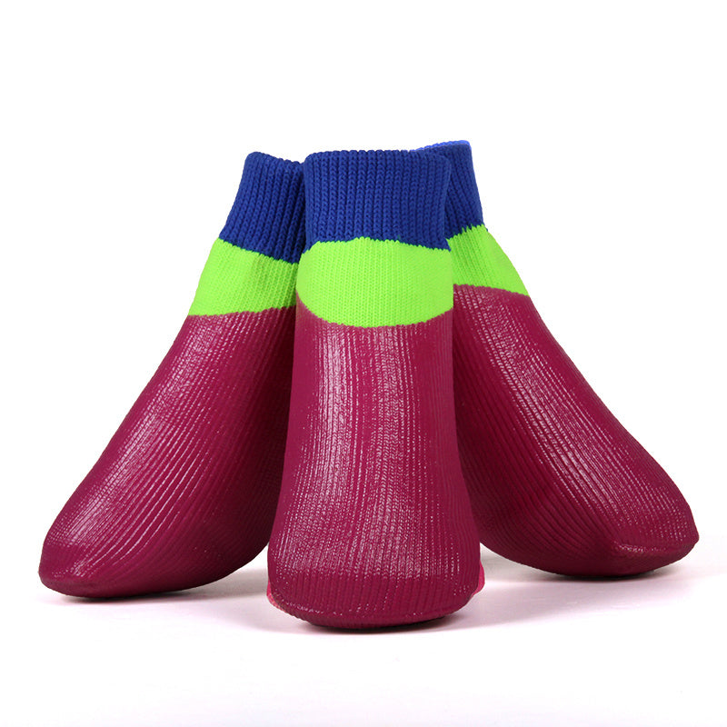 Bottines colorées pour chiens avec tige bleue et verte et base rouge, idéales pour protéger les pattes des animaux.