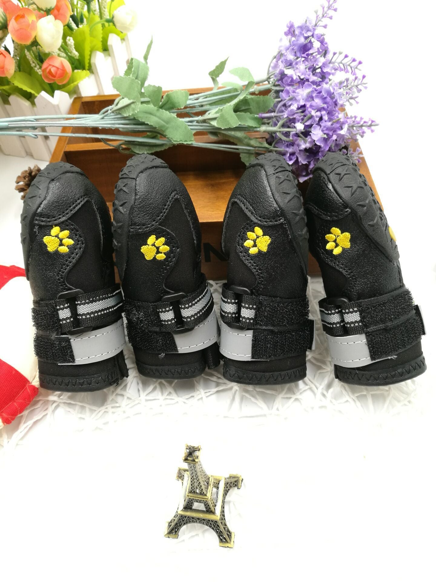 Chaussures pour chiens résistantes aux intempéries avec semelles robustes et confortables, idéales pour toutes les conditions.