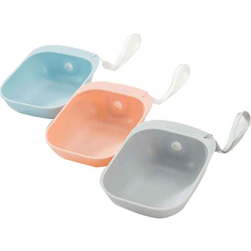 Trois gobelets en silicone pour animaux de compagnie en bleu, rose et gris, pratiques pour les randonnées et les sorties.