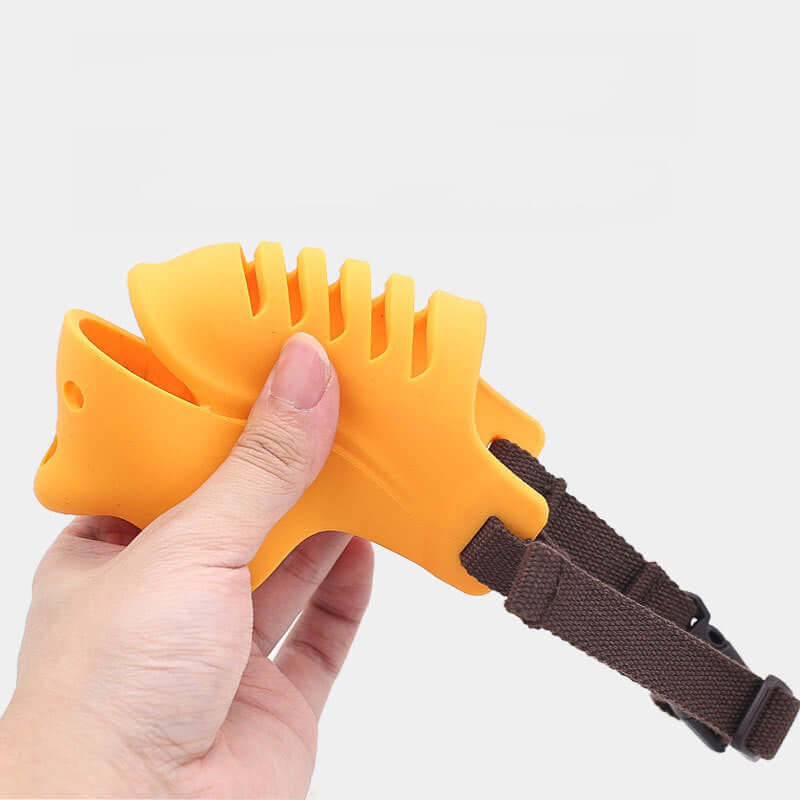 Muzzle en silicone jaune pour chien, innovant et confortable, avec sangle ajustable, idéal pour la sécurité de votre animal.