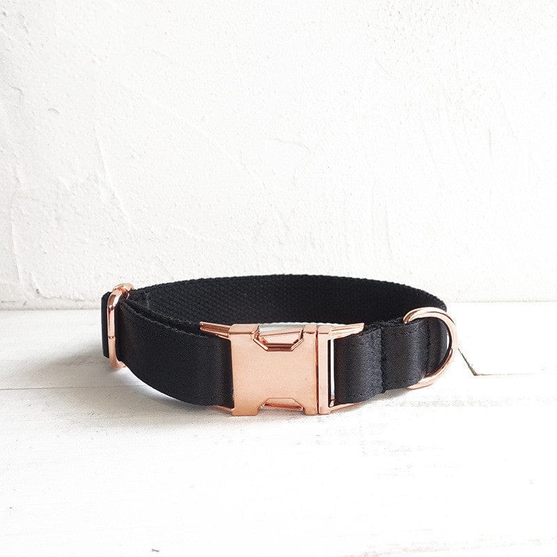 Collier pour chien noir en polyester avec boucle en métal rose, confortable et durable pour toutes tailles.