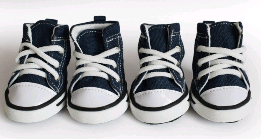 Petite paire de chaussures en denim pour chiens, style tendance et vintage, confortables pour l'été.