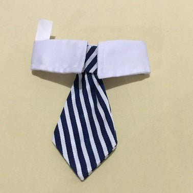 Nœud papillon pour chien en tissu bleu à rayures, idéal pour des occasions spéciales ou une sortie au parc.