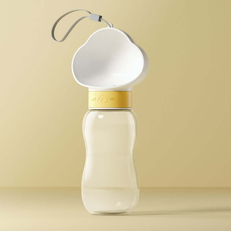 Gobelet d'eau portable pour chiens avec design pratique et large ouverture, parfait pour les promenades.