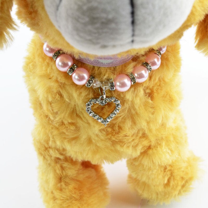 Collier en perles pour chien avec pendentif en forme de cœur, ajoutant une touche d'élégance et de luxe.