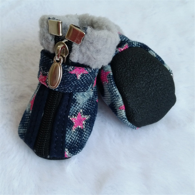 Chaussures en denim pour chien avec étoiles, cuir anti-glisse et doublure en coton doux.