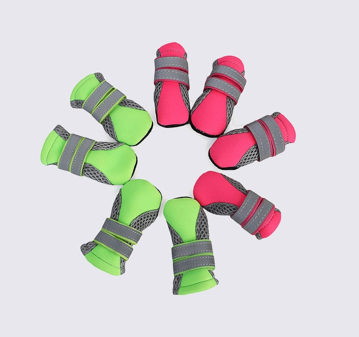 Chaussures de promenade colorées pour chiens en vert et rose, offrant confort et sécurité pendant les promenades.