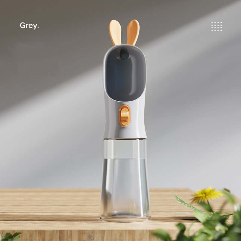 Bouteille d'eau de voyage pour animaux de compagnie en gris avec oreilles de lapin, idéale pour chiens et chats.