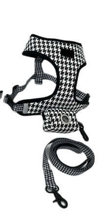 Harnais de sécurité pour chien à motif pied-de-poule avec laisse assortie pour promenades confortables.