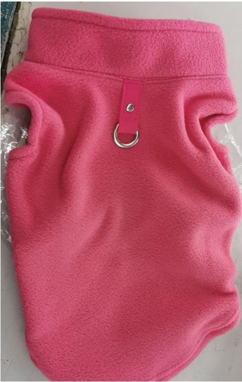 Pull en fleece rose pour chien, doux et élégant, idéal pour garder votre animal au chaud.