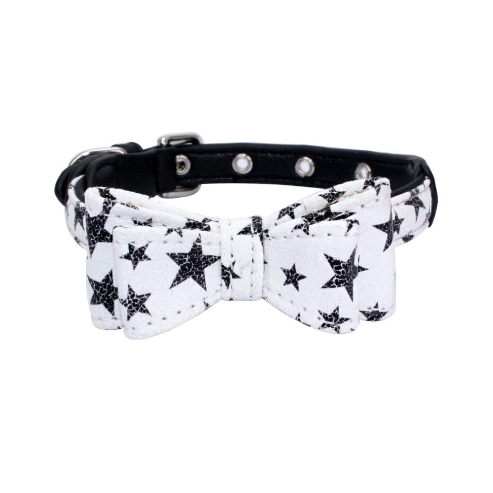 Collier en cuir blanc avec nœud noir et motif d'étoiles pour animaux de compagnie, idéal pour chiens et chats.