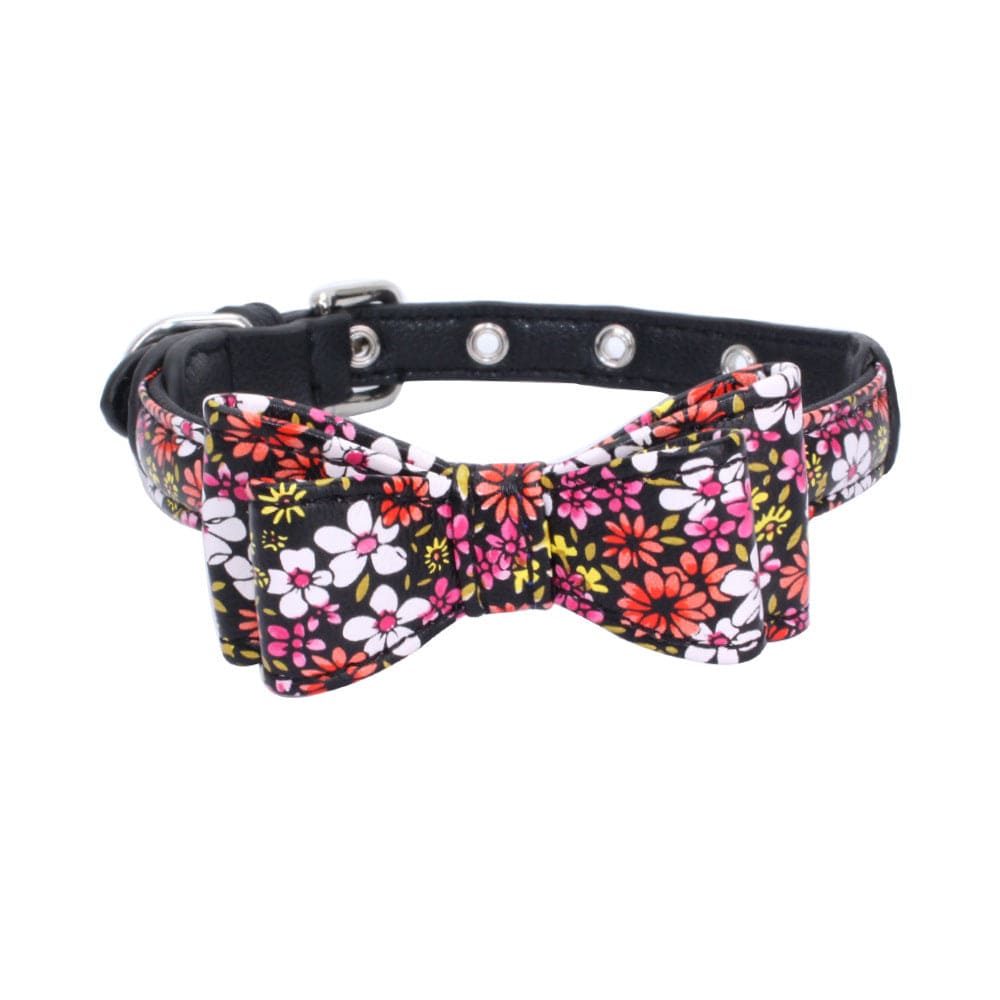 Collier en cuir pour animal avec motif floral et nœud, idéal pour chien ou chat, accessoire élégant et confortable.