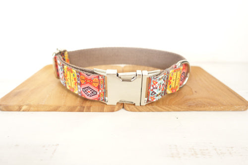 Collier pour chien Funkadelic coloré avec boucle en métal, sur un support en bois.
