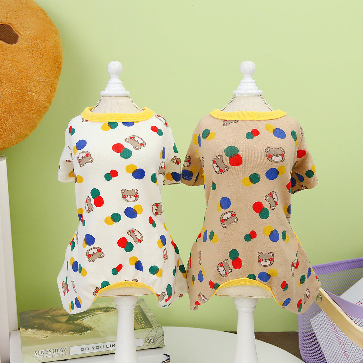 Vêtements colorés pour chiens Ballon Ours en coton biologique, tailles S à XXL, style décontracté avec motifs amusants.
