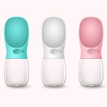 Gourde d'eau portable pour animaux de compagnie en trois couleurs : turquoise, blanc et rose.